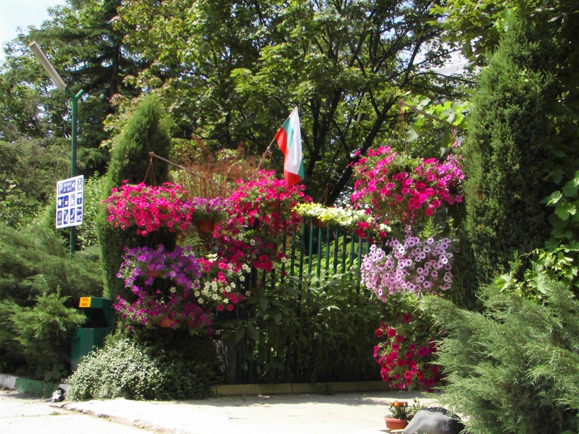 Family Hotel Familya Ruse Exterior foto